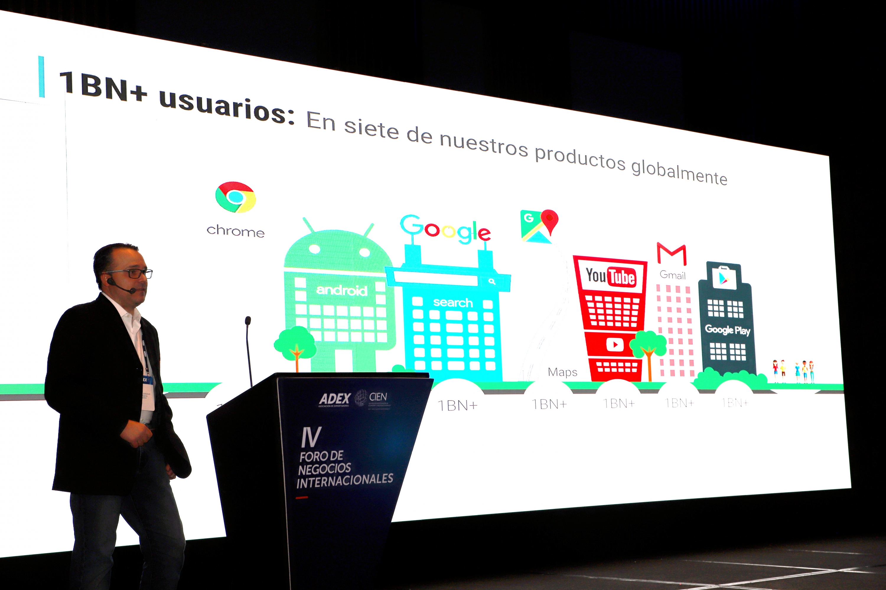 El Director Comercial de Google Perú, Víctor González-Maertens, presentó una serie de herramientas que ofrece Google para los empresarios, a lo que le llamó el “Garaje digital”.