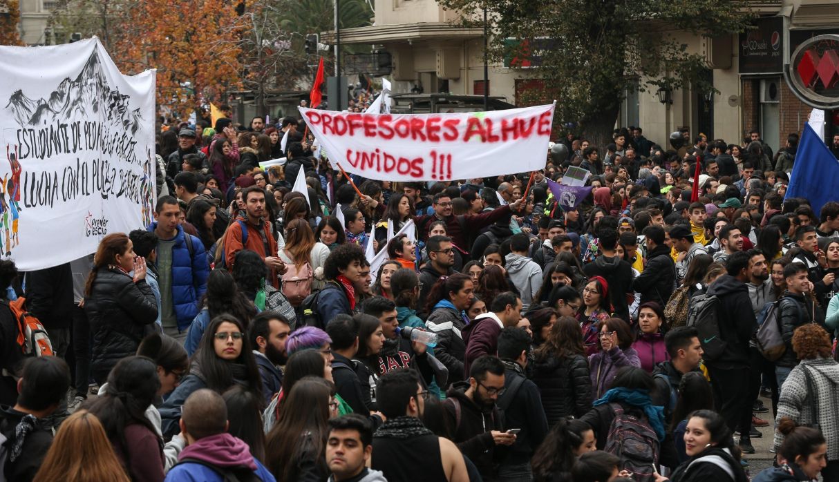 Multitudinaria marcha de profesores y estudiantes contra Piñera en ...