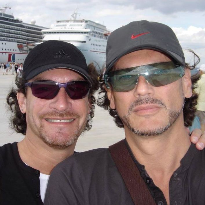 Sebastián Ligarde junto a su esposo Jorge López Lira. (Facebook/@ligarde)
