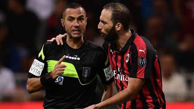 Gonzalo Higuaín anotó en el Milan-Roma, lo celebró, pero el VAR lo anuló | VIDEO