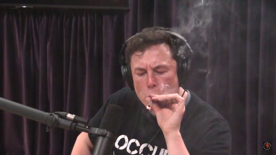 Escena de Elon Musk durante su polémica aparición en programa Joe Rogan Experience. (Foto: captura de YouTube)