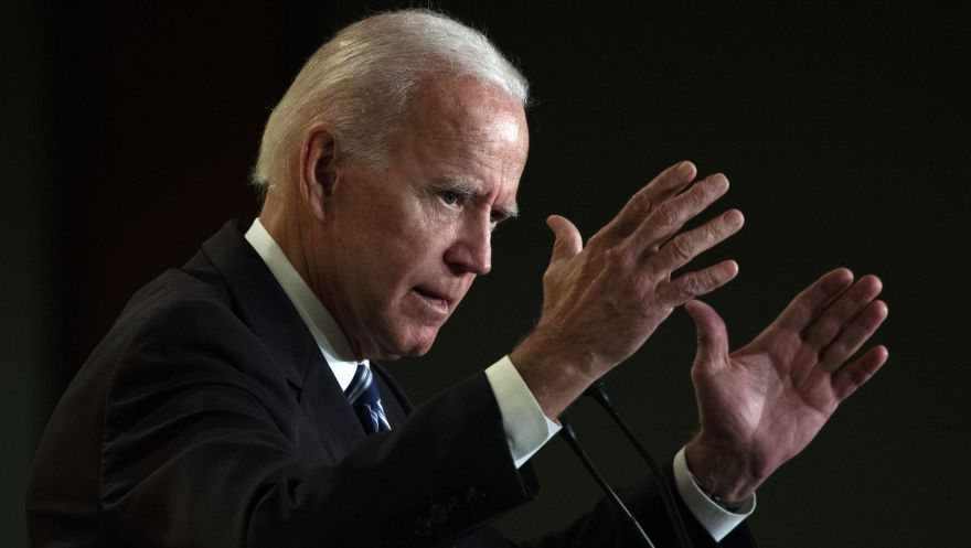 Joe Biden promete ser más "respetuoso" tras denuncias de tocamientos inapropiados