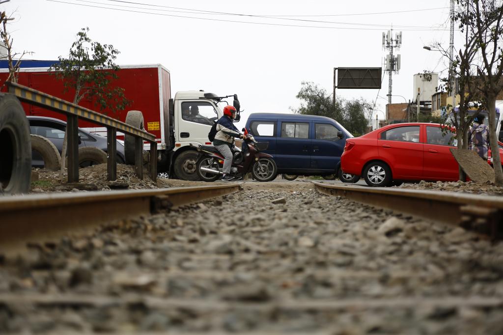 rieles del tren y señalizaciones en morales duares //hugo curotto 78148