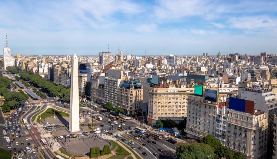 Caída del peso convierte a Argentina en una ganga para turistas, por ahora