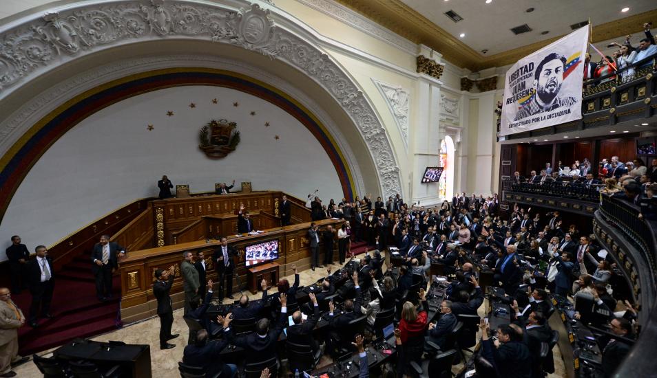 Parlamento de mayoría opositora llama a militares a desconocer a Maduro