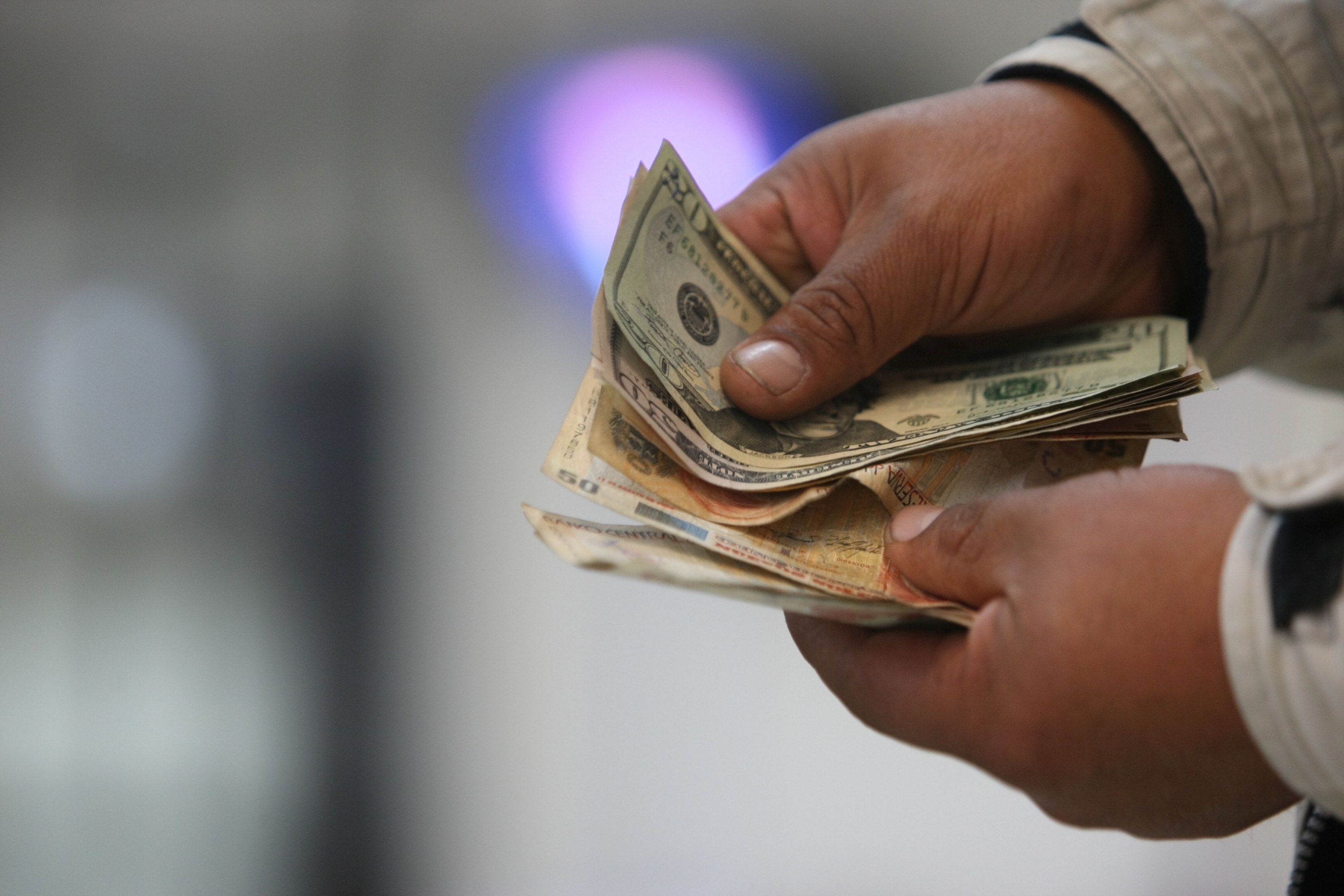 Tipo de cambio opera a la baja tras anuncio de China sobre su crecimiento económico