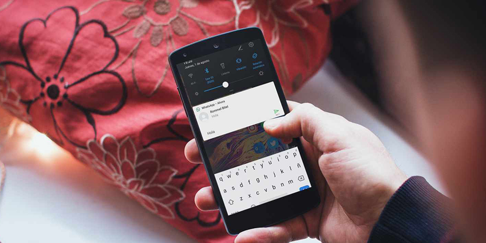 Puedes contestar tus mensajes a través de la barra de notificaciones. No aparecerás "en línea" en WhatsApp. (Foto: WhatsApp)