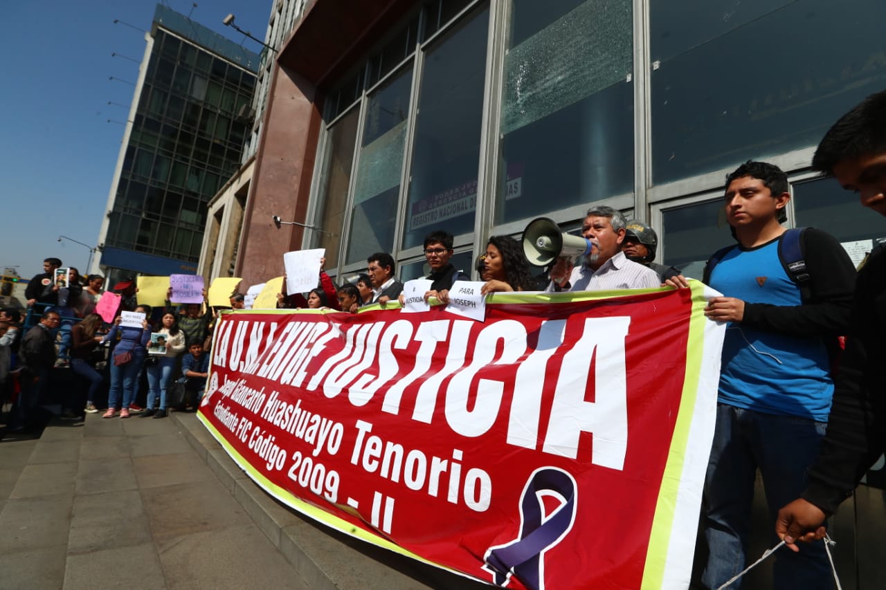 Protesta en los exteriores. (Alessandro Currarino/GEC)