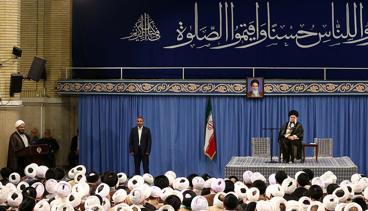 Ali Jamenei saludando a los clérigos iraníes durante una ceremonia celebrada en Teherán. (Foto: AFP)