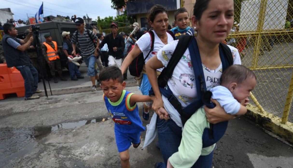 Caravana de migrantes cruzan por México en su periplo hacia EE.UU. (Foto: AFP)