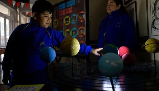 En una sala del colegio Hellen Keller niños de unos 12 años en promedio leyeron en braille el libro “Abre tus sentidos a los eclipses: Sudamérica”. (Foto: AP)