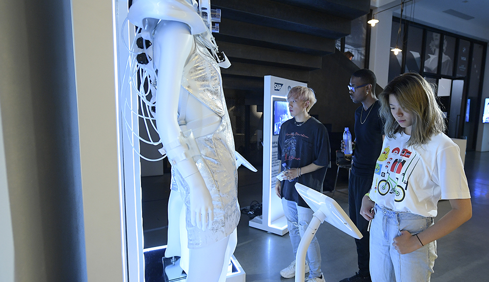 El objetivo es que diseñadores que no saben programar utilicen la tecnología en sus prendas. (Foto: AFP)