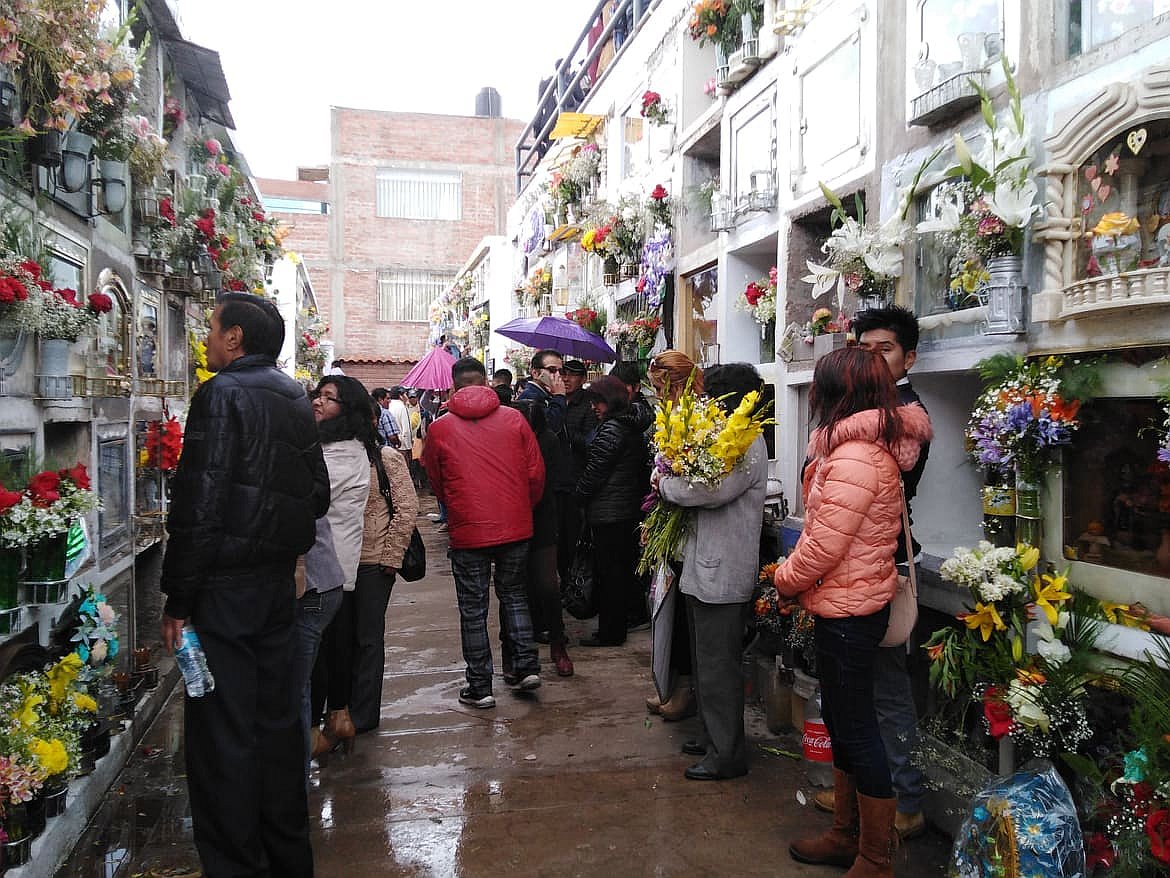 Cientos acuden a los cementerios para despedir a sus difuntos