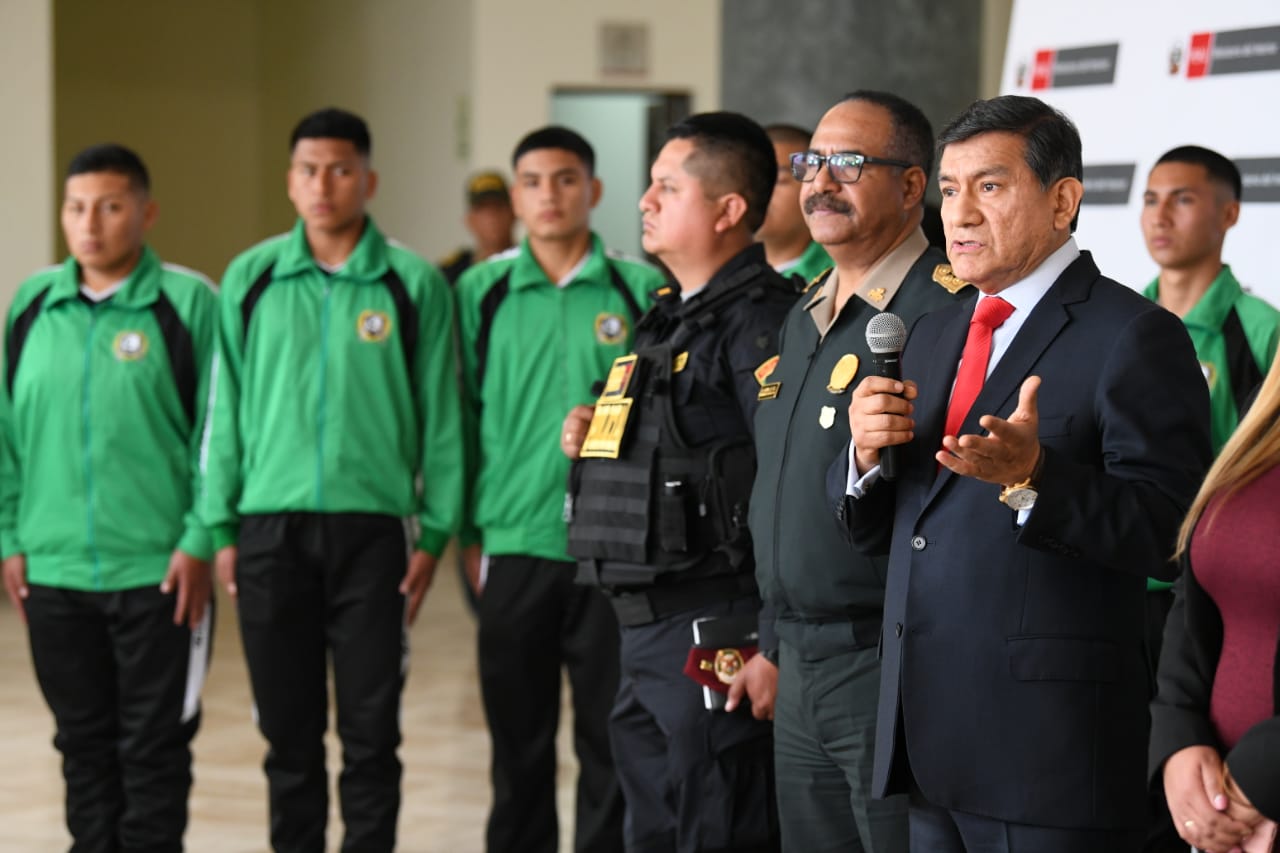Ministro del Interior espera que los 20 alumnos&nbsp;puedan pasar los exámenes para tenerlos en la institución policial a la brevedad. (Foto: @MininterPeru)