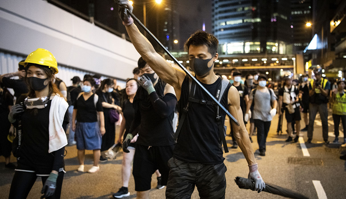 La policía cargó contra manifestantes enmascarados utilizando gases lacrimógenos y balas de goma. (Foto: AFP)
