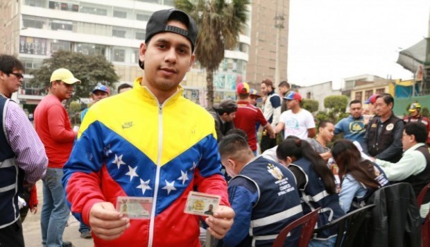 Migrantes venezolanos ganan 35% menos que los peruanos en promedio