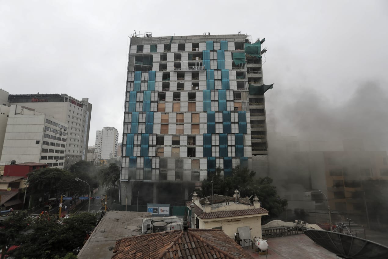 Incendio en Miraflores: bomberos intentan controlar siniestro por más de seis horas