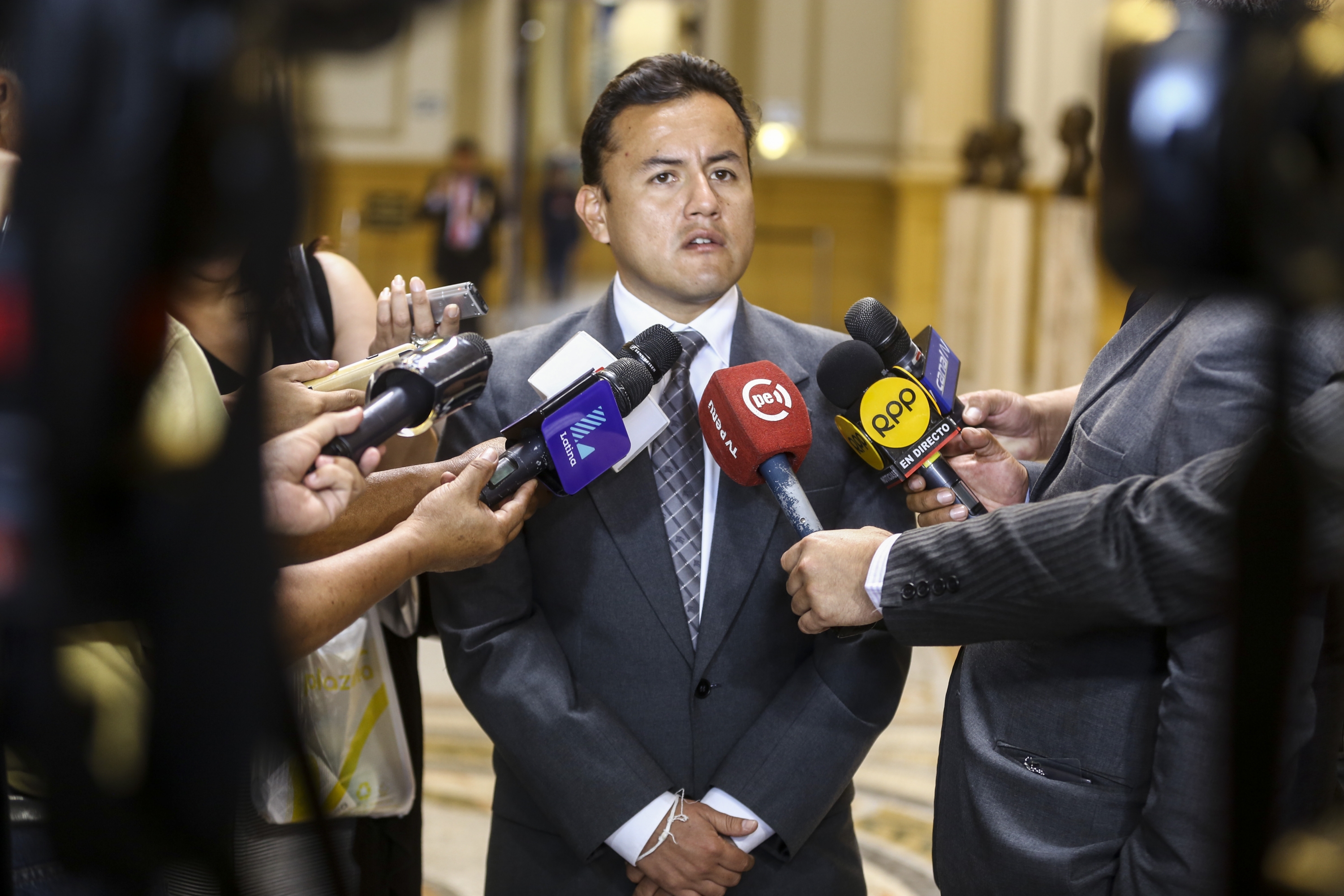 Acuña pedirá licencia a APP para apoyar candidatura de su madre
