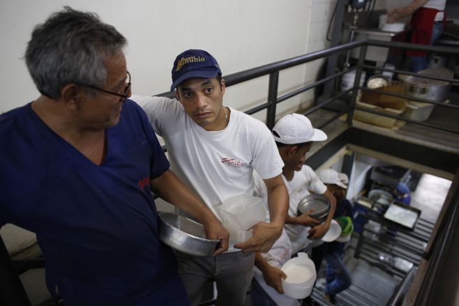 Empleados venezolanos faltan a sus trabajos para subsistir