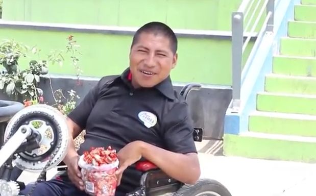 El joven cusqueño que recorre las calles con un mensaje de superación