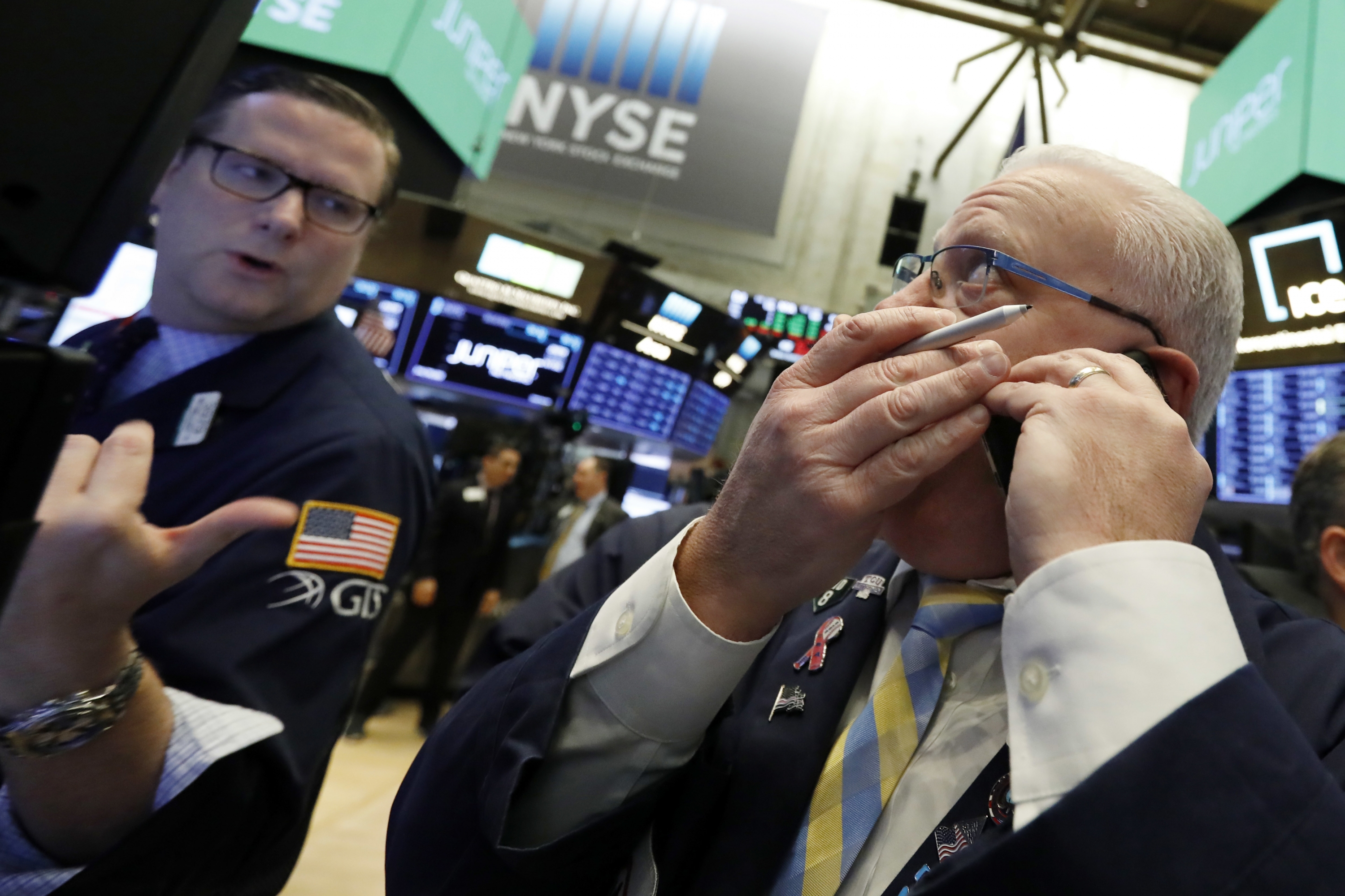 Wall Street cierra con ganancias tras alzas de Apple y JP Morgan