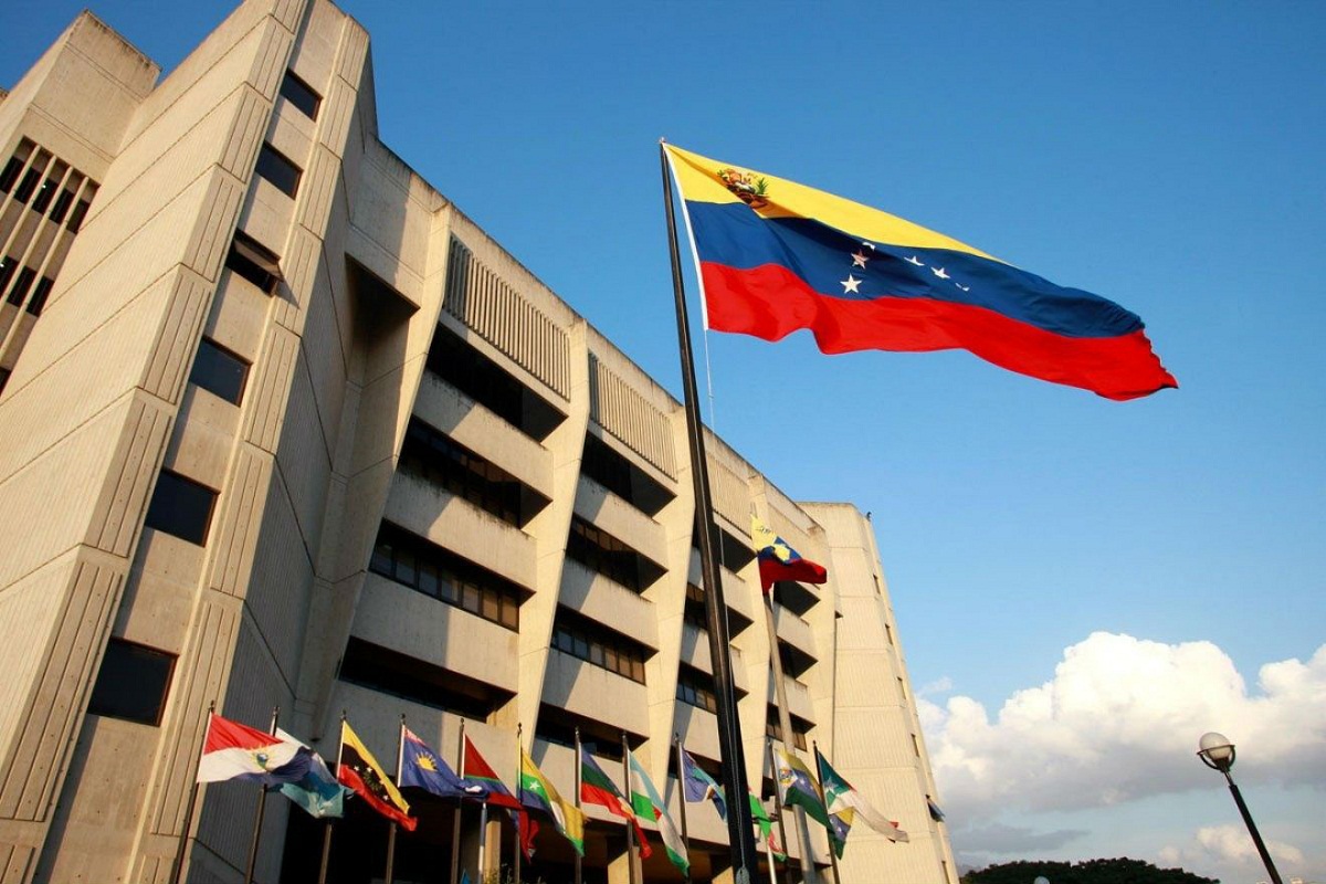 Supremo de Venezuela ordena enjuiciar a 3 diputados opositores por traición a la patria