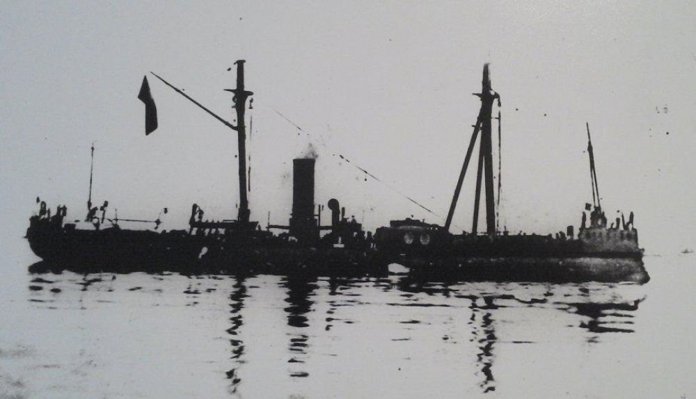 El monitor Huáscar con pabellón peruano en 1879. (Instituto de Estudios Históricos Marítimos del Perú)